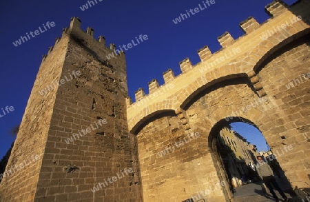  Das Zentrum des alten Dorfteil von Alcudia mit dem Torbogen der alten Stadtmauer im Osten der Insel Mallorca einer der Balearen Inseln im Mittelmeer.   