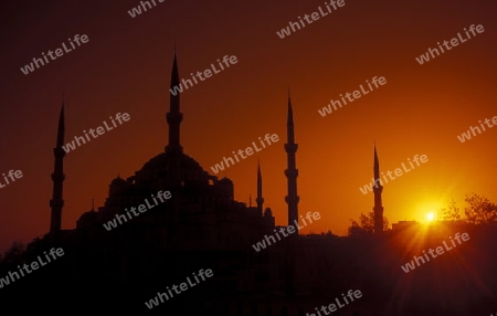 Die Blaue Moschee im Stadtteil Sulranahmet in Istanbul in der Tuerkey.