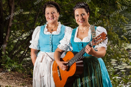 Zwei bayerische Frauen im Dirndl singen