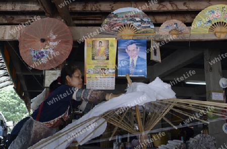 Ein Bild das Koenig Bhumibol auf eineer Papier Schirm Fabrik in Chiang Mai im norden von Thailand in Suedostasien.