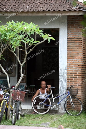 Asien, Suedost, Indonesien, Bali, Insel, Ubud, Zentrum, Mann, Alltag, Velo, Fahrrad, verleih, Mieten, Wirtschaft,    (Urs Flueeler) 