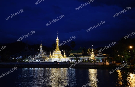 Der Tempel Wat Jong Kham und Jong Klang am See Nong Jong Kham im Dorf Mae Hong Son im norden von Thailand in Suedostasien.