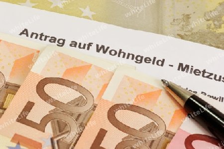 Formular eines Wohngeldantrags mit Euroscheinen