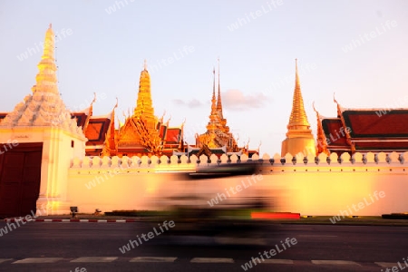 Das Tempelgelaende in der Abendstimmung mit dem Wat Phra Keo beim Koenigspalast im Historischen Zentrum der Hauptstadt Bangkok in Thailand. 