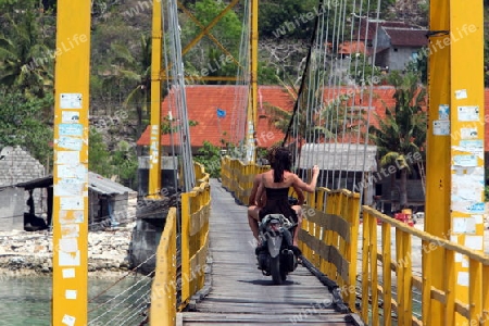 Asien, Suedost, Indonesien, Bali, Insel, Nusa Lembongan, Jungutbatu, Dorf,  Alltag, Bruecke, Motorrad, Moto, Mieten, Rundfahrt, Nusa Ceningan,  (Urs Flueeler) 