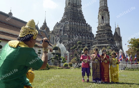 Kinder in traditionellen Thailaenischen Kleider in der Tempelanlage des Wat Arun am Mae Nam Chao Phraya River in der Hauptstadt Bangkok von Thailand in Suedostasien.