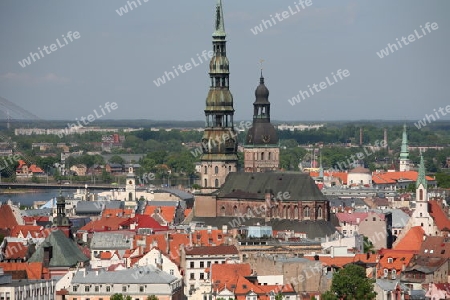 Die Altstadt mit der Vansu Bruecke und dem Dom sowie dem Fluss Daugava aus Sicht der Aussichtsterasse des Sozialistischen Hochhaus Akademie der Wissenschaften im Stadtteil Little Moskow in Riga, Lettland  