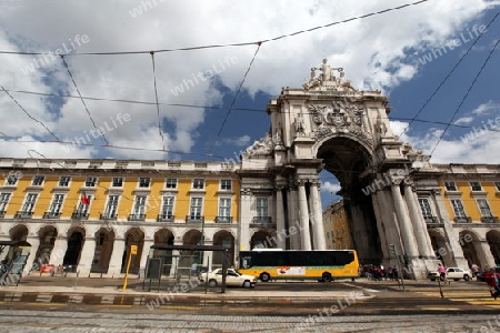 Ein Bus auf dem Praca do Comercio in der Innenstadt der Hauptstadt Lissabon in Portugal. 