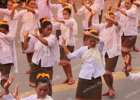 Eine traditionelle Tanz Gruppe zeigt sich an der Festparade beim Bun Bang Fai oder Rocket Festival in Yasothon im Isan im Nordosten von Thailand. 