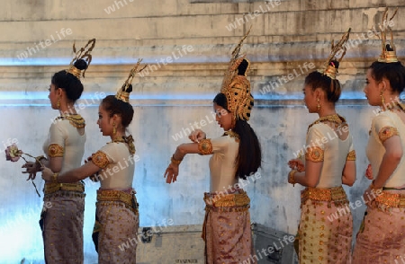 Taenzerinnen bei einem traditionellen Tanz im Santichaiprakan Park am Mae Nam Chao Phraya in der Hauptstadt Bangkok von Thailand in Suedostasien.