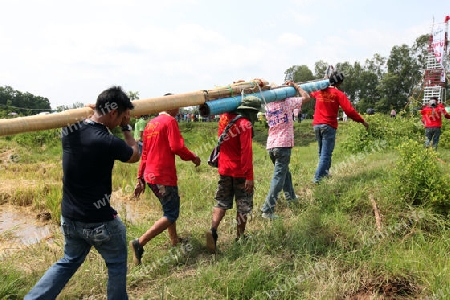 Eine Rakete wird zum Start bereitgemacht beim Bun Bang Fai oder Rocket Festival in Yasothon im Isan im Nordosten von Thailand. 