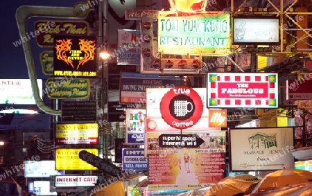 Werbung und das Alltagsleben in der Khao San Road in Bangkok der Hauptstadt von Thailand in Suedostasien.  