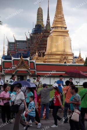 Die Tempelanlage des Wat Phra Kaew in Banglamphu in Bangkok der Hauptstadt von Thailand in Suedostasien.  