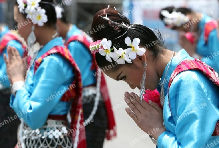 Eine traditionelle Tanzgruppe mit der thailaendischen Begruessung  zeigt sich an der Festparade beim Bun Bang Fai oder Rocket Festival in Yasothon im Isan im Nordosten von Thailand. 