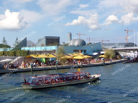 Strandbar mit Dampfer