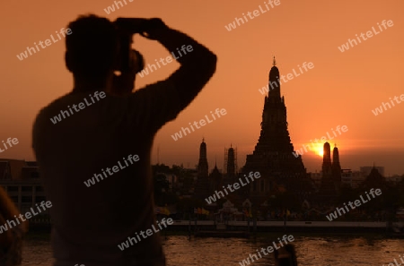 Die Tempelanlage des Wat Arun am Mae Nam Chao Phraya River in der Hauptstadt Bangkok von Thailand in Suedostasien.