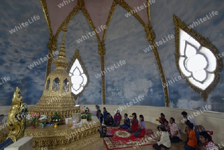 Der Grosse Tempel oder Chedi Phra Maha Chedi Chai Mongkhon auf einem Huegel bei Roi Et in der Provinz Roi Et nordwestlich von Ubon Ratchathani im nordosten von Thailand in Suedostasien.