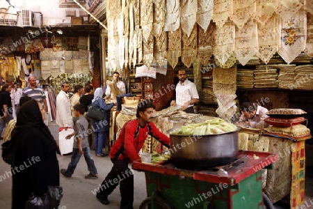 Eine Gasse mit Geschaeften im Souq in der Altstadt der Syrischen Hauptstadt Damaskus