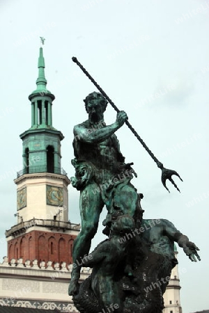 Der Rathausturm auf dem Stray Rynek Platz  in der Altstadt von Poznan im westen von Polen. 