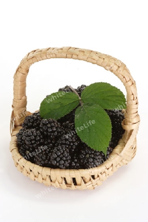 Brombeeren im Weidenkorb