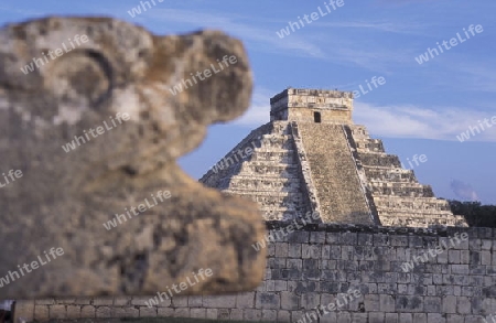 Die Pyramide der Maya Ruine von Chichen Itza im Staat Yucatan auf der Halbinsel Yuctan im sueden von Mexiko in Mittelamerika.   