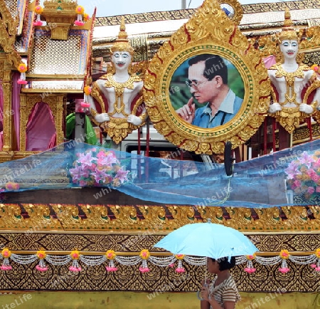 Ein Bild des Koenig Bhumibol Adelyadej von Thailand ist beim traditionellen Raketenfest in der Stadt Yasothon im osten von Thailand allgegenwertig.