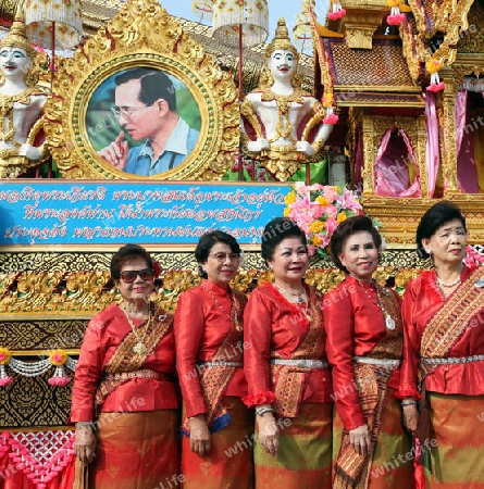 Ein Bild des Koenig Bhumibol Adelyadej von Thailand ist beim traditionellen Raketenfest in der Stadt Yasothon im osten von Thailand allgegenwertig.