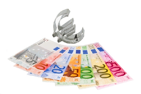 Eurosymbol mit Eurobanknoten auf hellem Hintergrund