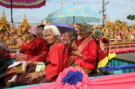 Menschen an der Festparade beim Bun Bang Fai oder Rocket Festival in Yasothon im Isan im Nordosten von Thailand. 