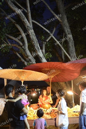 Eine thailaendische Strassenkueche in der Hauptstadt Bangkok von Thailand in Suedostasien.