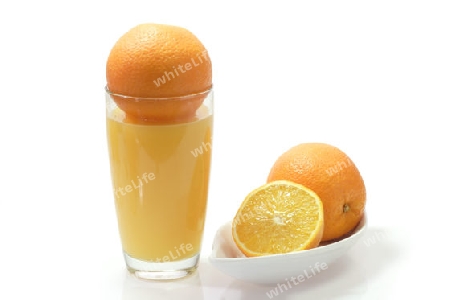 Orangensaft mit Glas auf hellem Hintergrund