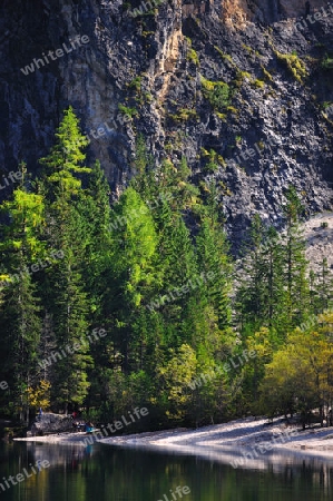 Wilder Bergsee im milden Herbst