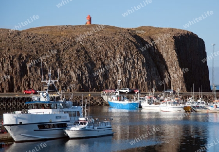 Der Westen Islands, Blick ?ber den Hafen von Stykkisholmur auf die Basaltinsel S?gandisey mit dem Leuchtturm, im Norden der Halbinsel Sn?fellsnes