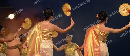 Taenzerinnen bei einem traditionellen Tanz im Santichaiprakan Park am Mae Nam Chao Phraya in der Hauptstadt Bangkok von Thailand in Suedostasien.