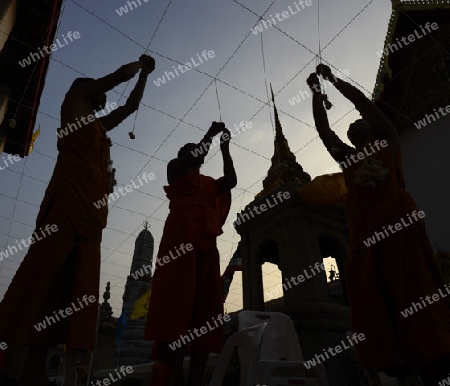 Moenche bei den Vorbereitungen auf die Neujahrsnacht Feier in der Tempelanlage des Wat Pho in der Hauptstadt Bangkok von Thailand in Suedostasien.