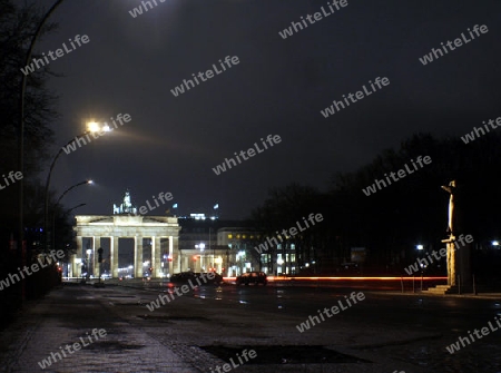 brandenburger tor in berlin bei nacht