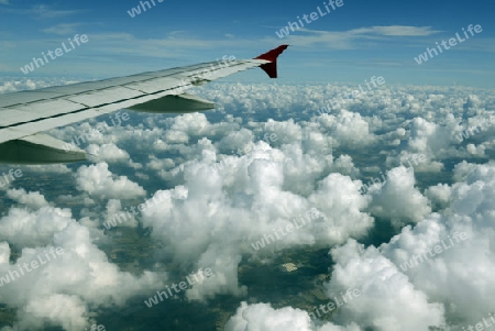 Sicht von einem Flugzeug auf dem Flug ueber Chiang Mai im norden von Thailand in Suedostasien.