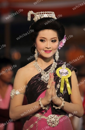 Eine Miss Kandidatin anlaesslich der Miss Wahl beim Bun Bang Fai oder Rocket Festival in Yasothon im Isan im Nordosten von Thailand. 