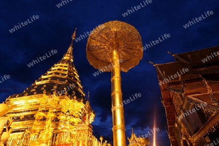 Der Chedi der Tempel Anlage des Wat Phra That Doi Suthep bei Chiang Mai in der Provinz Chiang Mai im Norden von Thailand in Suedostasien.