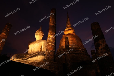 Abendstimmung mit dem Buddha im Wat Sa Si Tempel in der Tempelanlage von Alt-Sukhothai in der Provinz Sukhothai im Norden von Thailand in Suedostasien.