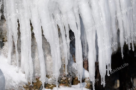 Eiszapfen an einem Felsen