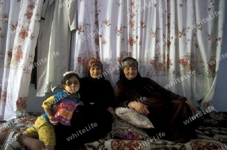 Frauen im Besucherzimmer in ihrem Haus bei Aleppo im Norden von Syrien im Mittleren Osten in Arabien.