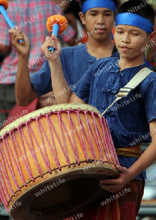 Ein Musiker einer  traditionellen Tanz Gruppe zeigt sich an der Festparade beim Bun Bang Fai oder Rocket Festival in Yasothon im Isan im Nordosten von Thailand. 