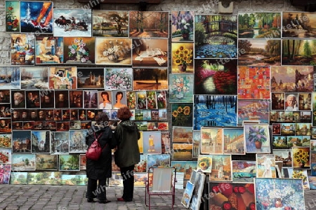 Kunstbilder  in der Altstadt von Krakau im sueden von Polen.  