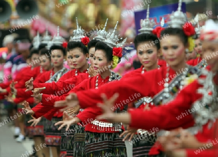 Eine traditionelle Tanz Gruppe zeigt sich an der Festparade beim Bun Bang Fai oder Rocket Festival in Yasothon im Isan im Nordosten von Thailand. 