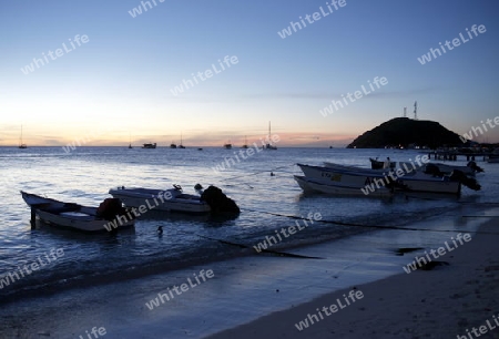 Suedamerika, Karibik, Venezuela, Los Roques, Insel, Atoll, Archipfel, Klima, Meer, Wetter, Reef, Dorfstrand, Dorfinsel, Fischerboot, Hafen, Abend, Strand, Beach, Daemmerung, Boot, Fischerboot,