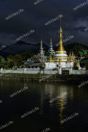 Der Tempel Wat Jong Kham und Jong Klang am See Nong Jong Kham im Dorf Mae Hong Son im norden von Thailand in Suedostasien.