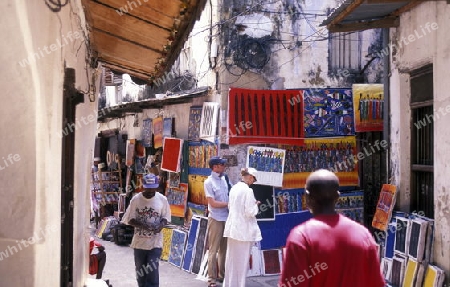 Eine Gasse in der Altstadt in Stone Town der Hauptstadt der Insel Zanzibar im Indischen Ozean in Tansania in Afrika.