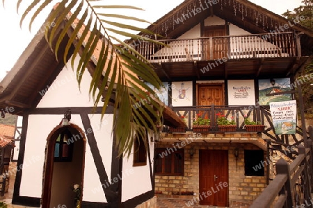 Amerika, Suedamerika, Venezuela, Deutsche Kolonie, Colonia Tovar, Bergdorf,  Ein traditionelles Schwarzwaelder Chalet Haus im Bergdorf Colonia Tovar der ehemaligen Deutschen Kollonie aus dem Schwarzwald in der Tropischen Berglandschaft von Aragua i