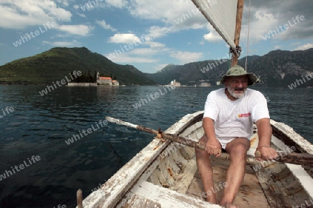 Die Insel Skrpjela vor dem Dorf Persat in der Bucht von Kotor am Mittelmeer in Montenegro im Balkan in Europa.